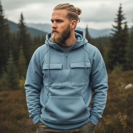 Blond man med manbun i ljusblå hoodie